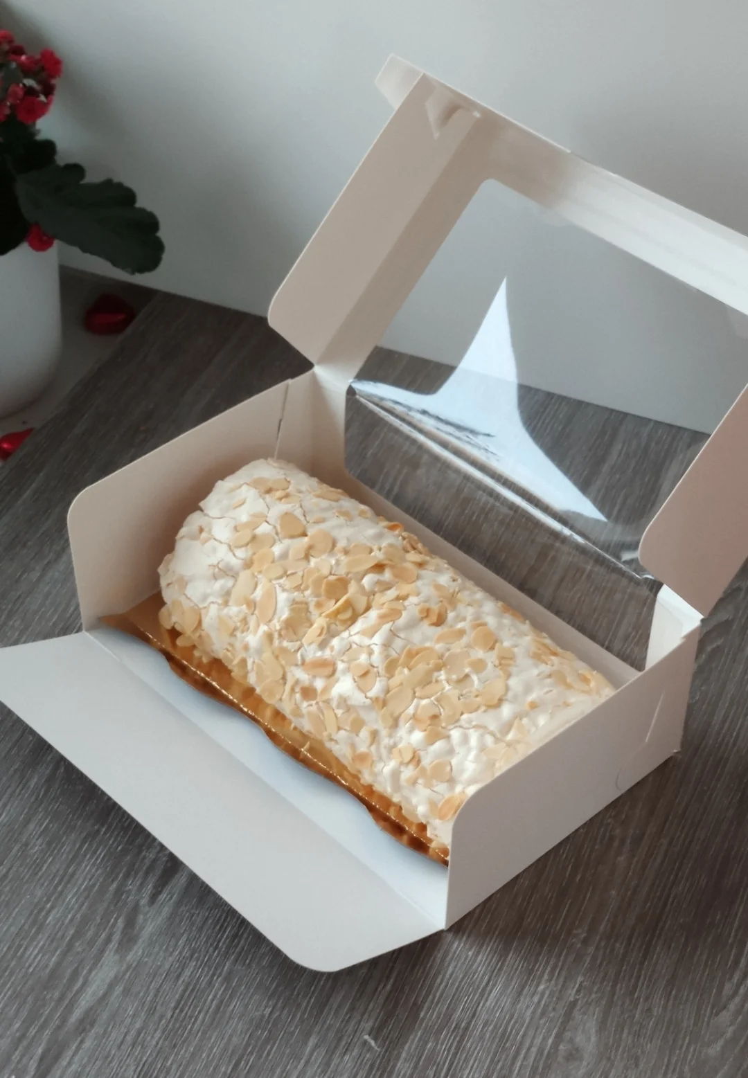 Baltas kartona kastītes ar lodziņu - Image 10